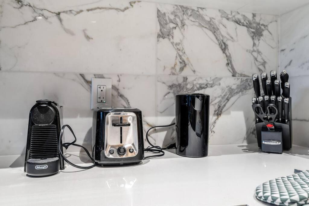 Modern Comfort At Ubc: 1Br Condo Near Campus Vancouver Esterno foto